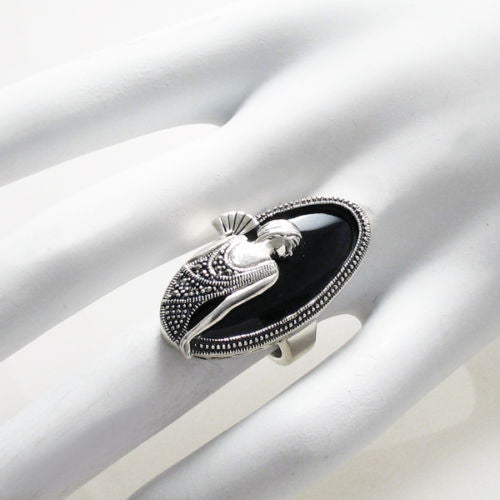 Flapper with fan in black onyx and silver | 35mm | Wholesale sterling silver rings | Hand photo.