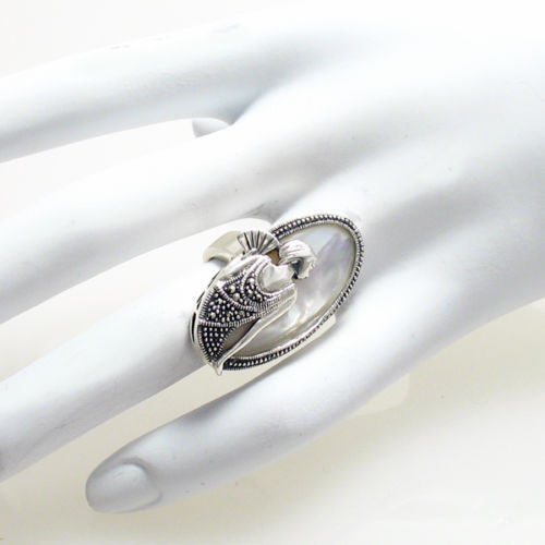 Flapper with fan in mother of pearl & silver | 35mm | Wholesale sterling silver rings | Hand photo.
